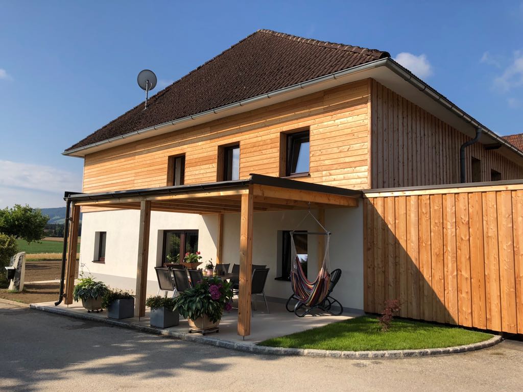 Holzterrasse mit Überdachung an einem Einfamilienhaus im Mostviertel